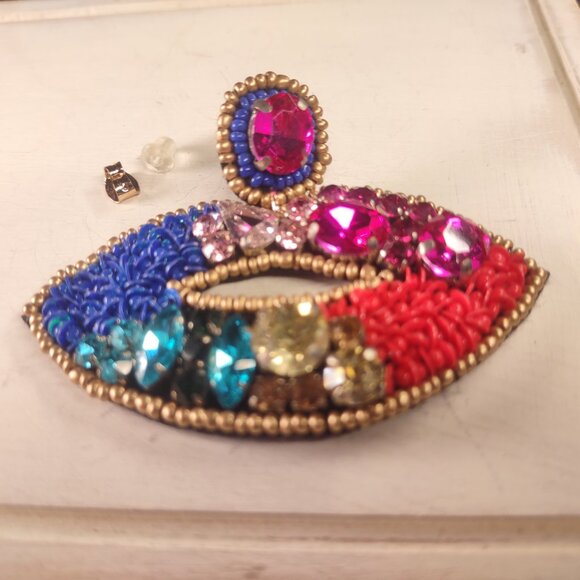Southern Cuties Boutique Bead Embroidery Bold Lips Bling Earrings NWT - Picture 6 of 8